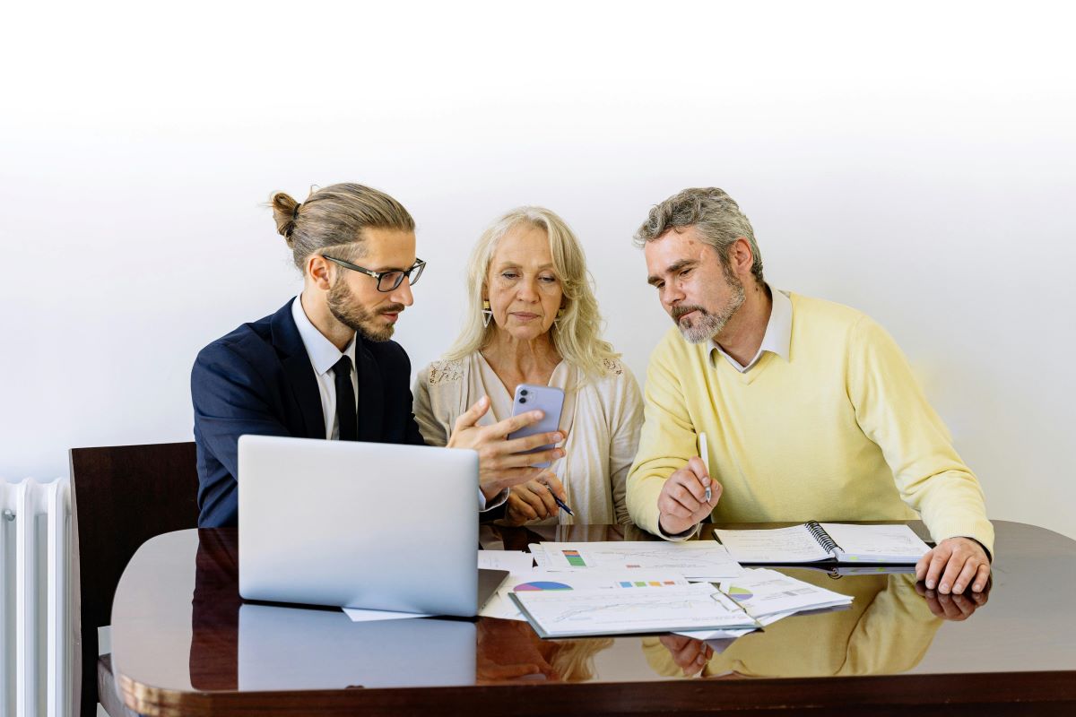 A consultant with two people